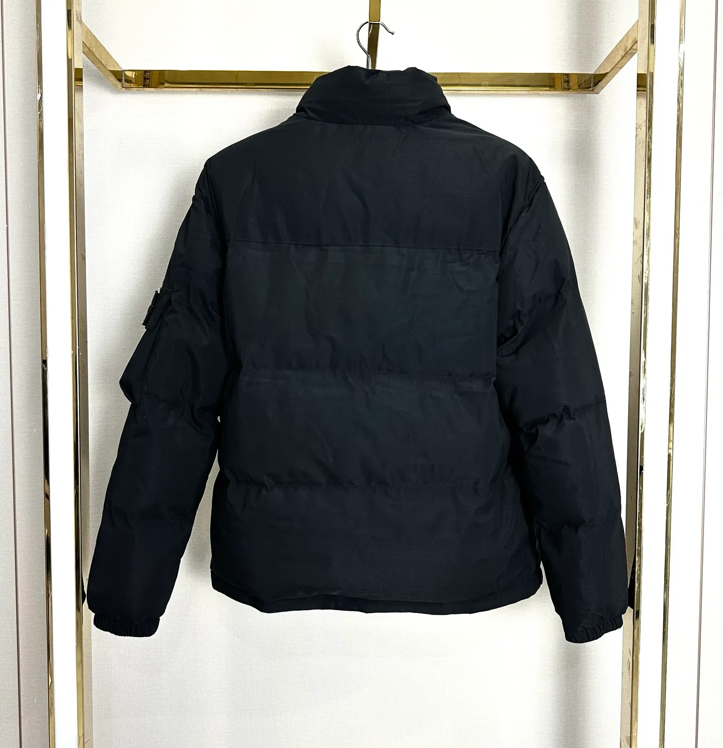 P340 (Front view) Stone Island Double-sided thickened Orly velvet embroidered cotton jacket. Color: black, army green, khaki, navy blue. Double-sided thickened Orly velvet. Thicker than most on the market. The reverse side is made of fine grained Orly velvet, double-sided design! Two clothes for one! Double the warmth! In addition, it has been treated with anti-static treatment, so it does not shed lint or stick to hair! The texture is quite good! Very high quality! Thousands of stitches of embroidery on the chest add a sense of design to the entire dress! The stand-up collar design makes the upper body look more energetic! It fits the neck very well and has better thermal insulation effect! Both the cuffs, hem and lining are all hemmed! Exquisite workmanship! More durable and less likely to deform! Pattern correction! Every detail is in place! The upper body effect is amazing, very firm! And it hides the flesh very well and makes you look slim! You can match it with whatever you want!